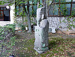 本館の入口右側の石像