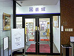 図書館入口（4号館)