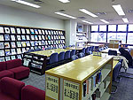 図書館内部（4号館)　一般にも開放されています。専門図書は下の階です。