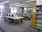 図書館内部（4号館)　PCで図書の検索ができます