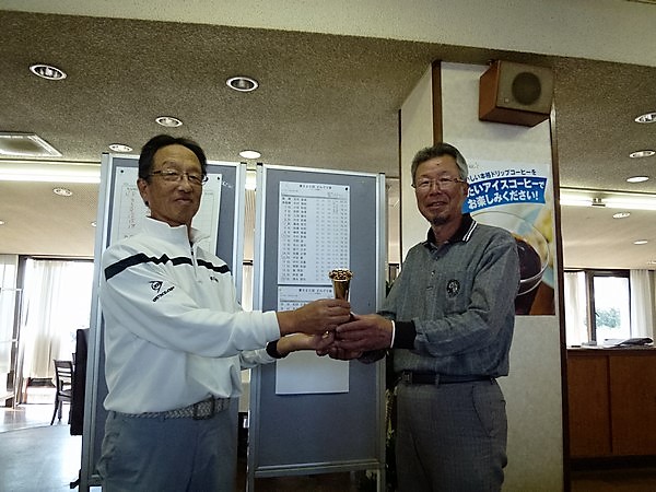 優勝は安田富雄さん（右）今年の6月入会以来お待たせした初優勝ですね！