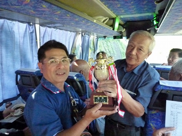 初参加で優勝の沖吉さん（左）