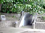 土塁のトンネルと記念碑