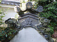「菅原神社（長尾）」の旧本殿の瓦、真ん中が神紋