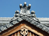 「菅原神社（長尾）」の現本殿の瓦と神紋