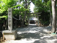 「御殿山神社」の参道入口