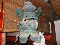 前社殿からの銅製の釣燈籠