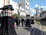 灯篭横を行く