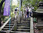 急階段を上がる