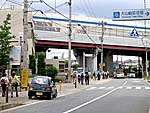 名神高速を横切る