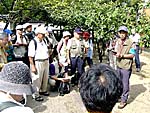 西大寺門前の石落神社に集合