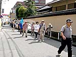 西大寺の塀に沿って秋篠寺へ