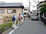 車の多い道を１列で歩く