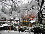 雪景色の八瀬比叡山口駅付近