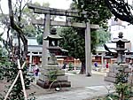 境内北側に並ぶ社