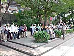 駅前公園で解散
