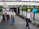 大久保駅を出発
