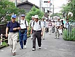 JR奈良線を越え名木川緑道へ
