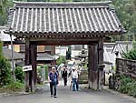 白山宮の鳥居をくぐって