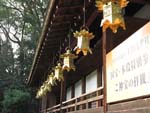 神殿の飾り灯篭