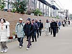 跨道橋を渡って沢の鶴へ