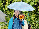 雨の中のミーティング