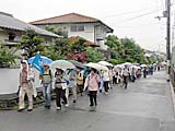 黄金野の住宅街を行く