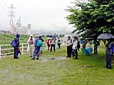 広場で給水休憩