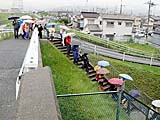 府道18号の下をくぐる