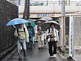 国道一号線の下をくぐり