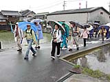 出屋敷元町の農道を行く