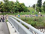 穂谷川を渡り左岸遊歩道へ