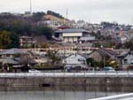菰池に迫る住宅街