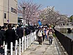学生と擦れ違い