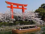 平安神宮鳥居と十石舟