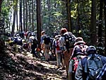 急な坂道を登る