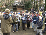 朝会で本日のコース紹介をする茶屋副会長