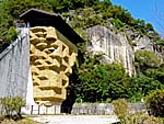 クライミングウォールがある山は哮峯