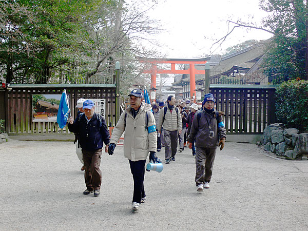 西出入口カら加茂川へ