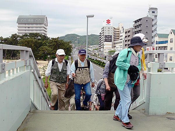 国道2号線の歩道橋を渡る