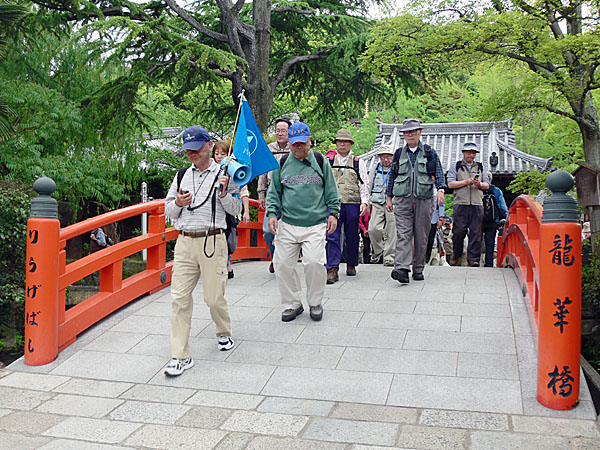 仁王門の所で早めの解散、龍華橋を渡り参道へ向かう