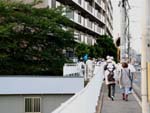 左折し「免除川」右岸を西へ