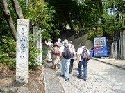 JR・山崎駅の踏切を渡ると、すぐ天王山登山道が始まる
