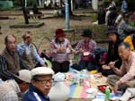 海老江公園で昼食風景