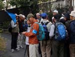 「創業の家」跡の説明を聞く