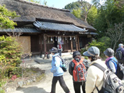 萱葺きの大徳寺に来る