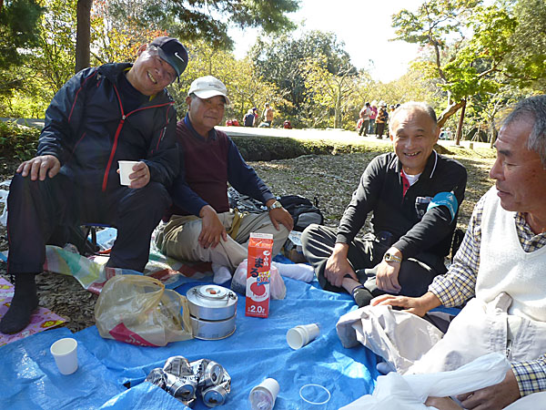 円窓亭付近で昼食休憩を