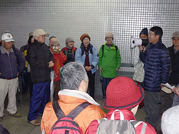 三条河原は、この風と雨では吹きさらしのため、駅構内の比較的人通りのない中２朝会で新世話役の紹介