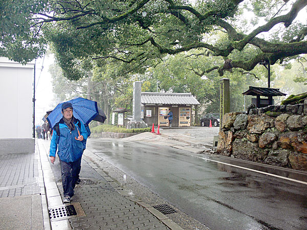 青蓮院門跡前を行く