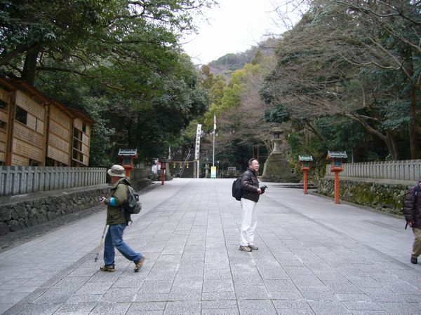 枚岡駅に向かう